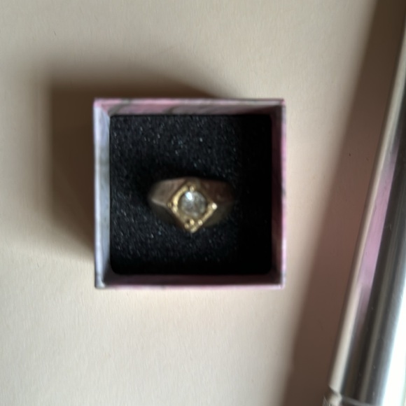 Large gold ton ring with diamond. - Picture 7 of 8